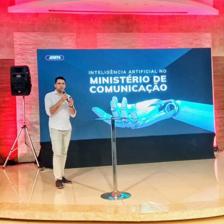 José Roberto palestrando sobre inteligência artificial em evento de comunicação